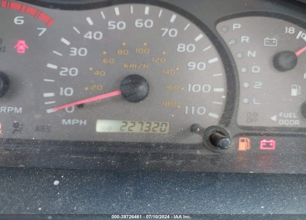 2002 TOYOTA SEQUOIA SR5 V8 VIN: 5TDZT34A52S113221