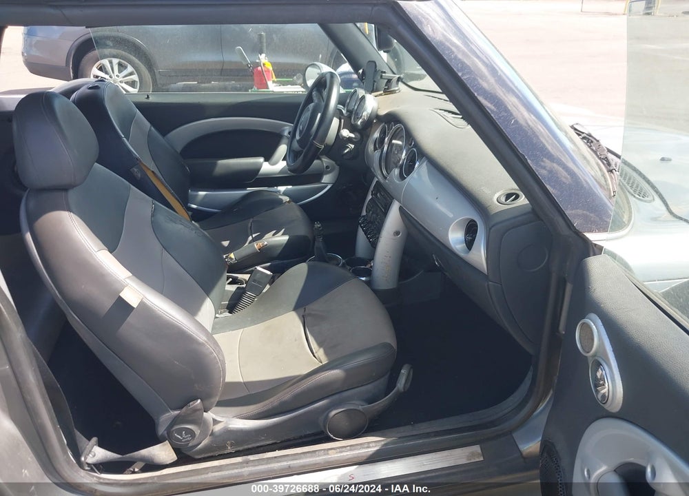 2005 MINI COOPER S VIN: WMWRH33495TF82461