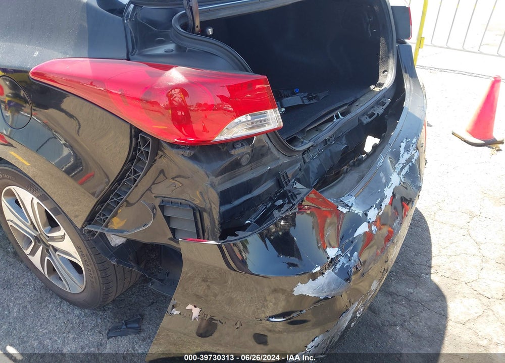 2013 HYUNDAI ELANTRA GLS VIN: KMHDH4AE0DU853343
