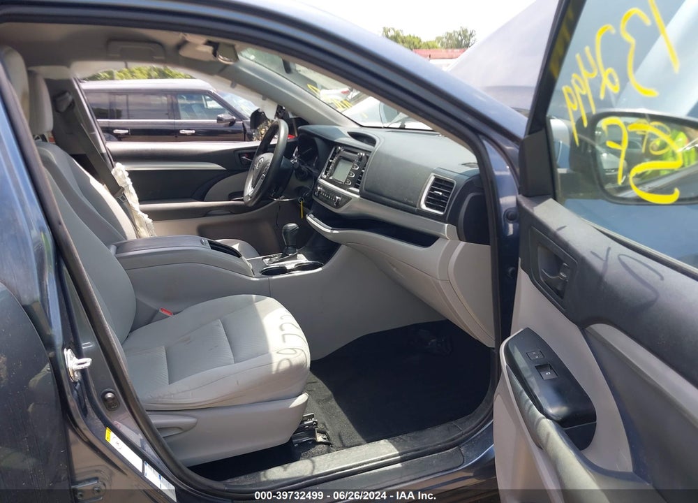 2015 TOYOTA HIGHLANDER LE V6 VIN: 5TDBKRFH8FS181682