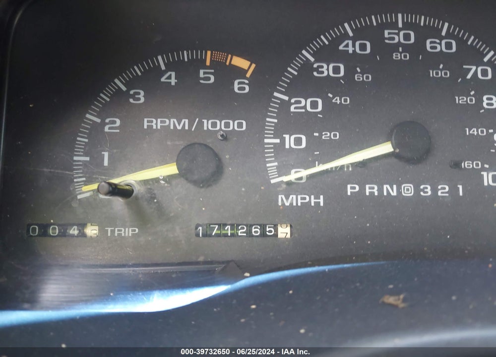 1996 CHEVROLET SUBURBAN K1500 VIN: 3GNFK16R6TG165316