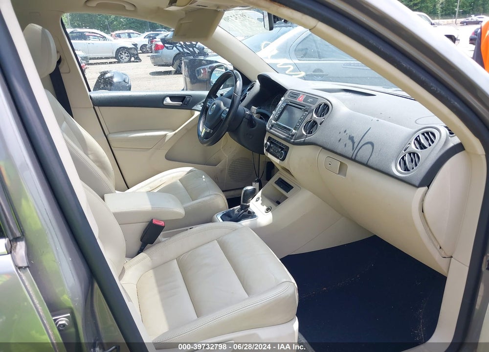 2011 VOLKSWAGEN TIGUAN SEL VIN: WVGAV7AX2BW536874