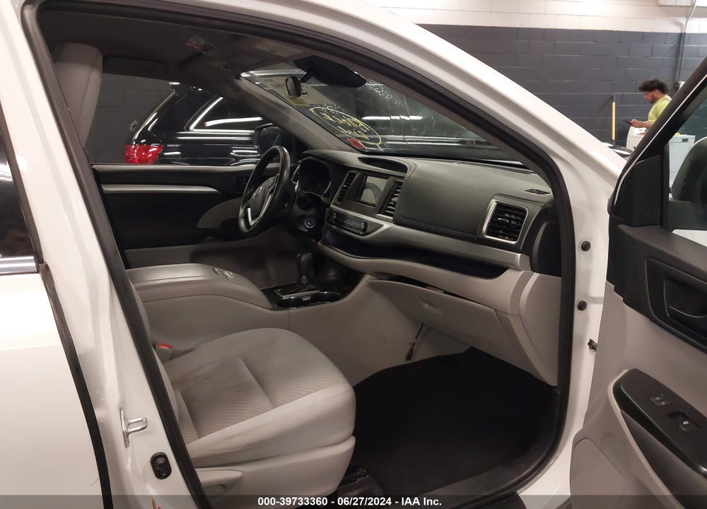 2017 TOYOTA HIGHLANDER LE VIN: 5TDBZRFH0HS423170