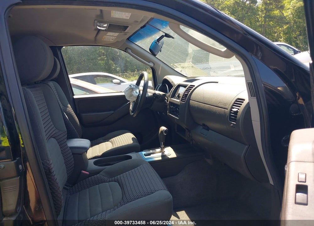 2005 NISSAN FRONTIER LE VIN: 1N6AD06U85C435824