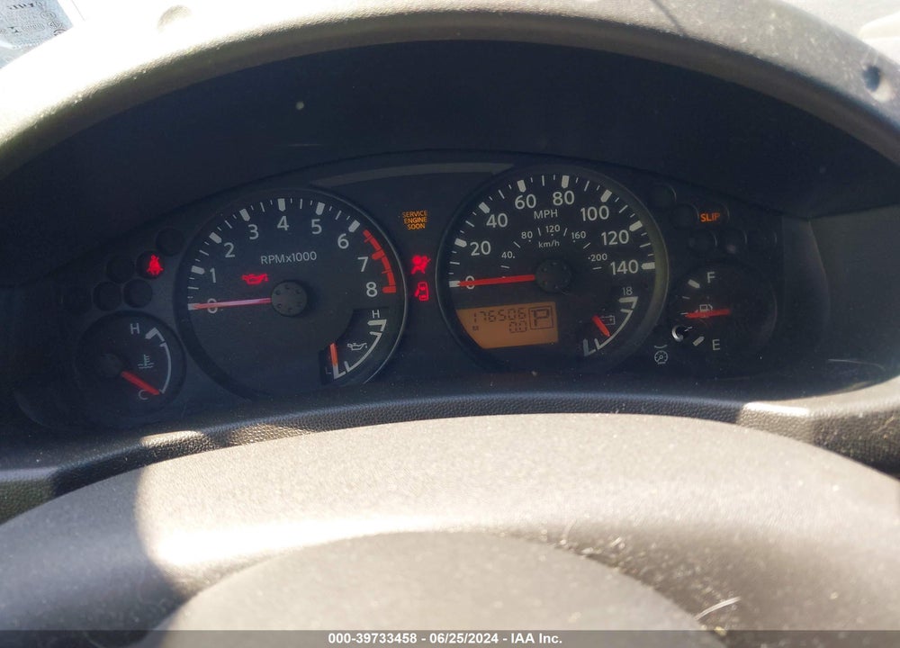 2005 NISSAN FRONTIER LE VIN: 1N6AD06U85C435824
