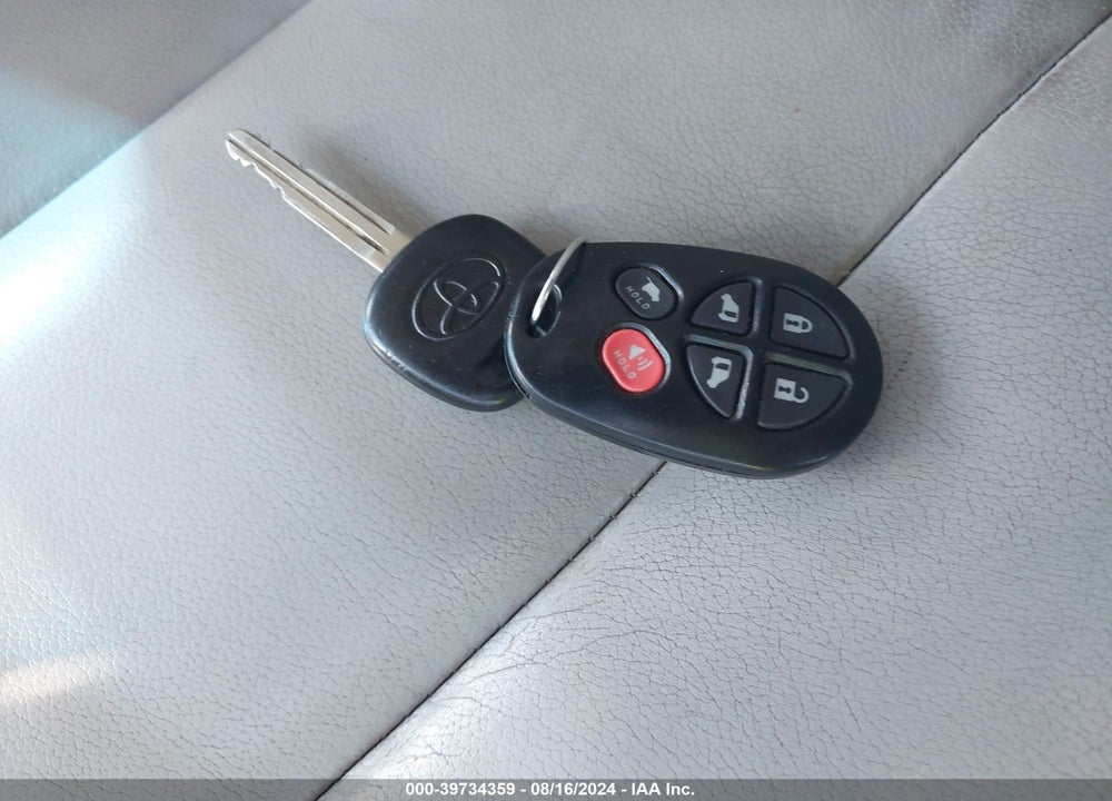 2013 TOYOTA SIENNA XLE 7 PASSENGER VIN: 5TDDK3DC4DS065180