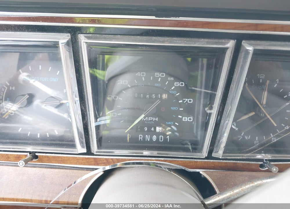 1989 LINCOLN TOWN CAR SIGNATURE VIN: 1LNBM82F5KY647233