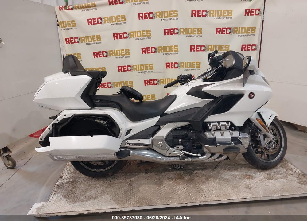2018 HONDA GL1800 D VIN: JH2SC7959JK003581