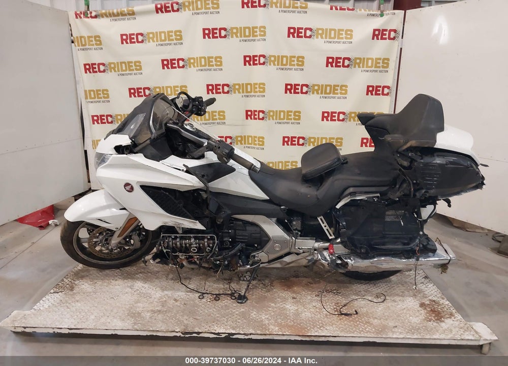2018 HONDA GL1800 D VIN: JH2SC7959JK003581