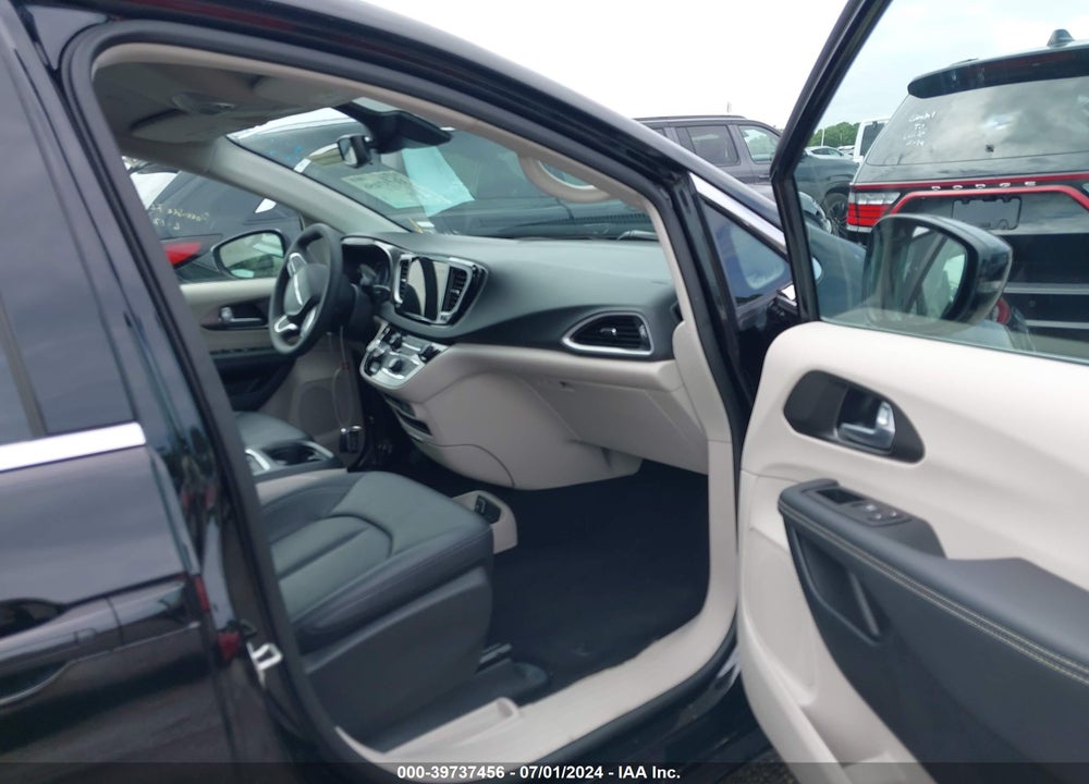 2024 CHRYSLER PACIFICA TOURING L VIN: 2C4RC1BG1RR146537