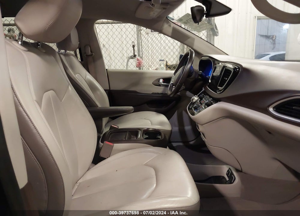 2017 CHRYSLER PACIFICA TOURING L VIN: 2C4RC1BG2HR702367