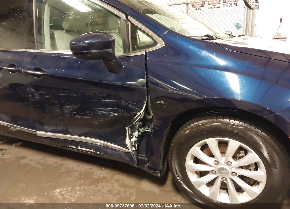 2017 CHRYSLER PACIFICA TOURING L VIN: 2C4RC1BG2HR702367