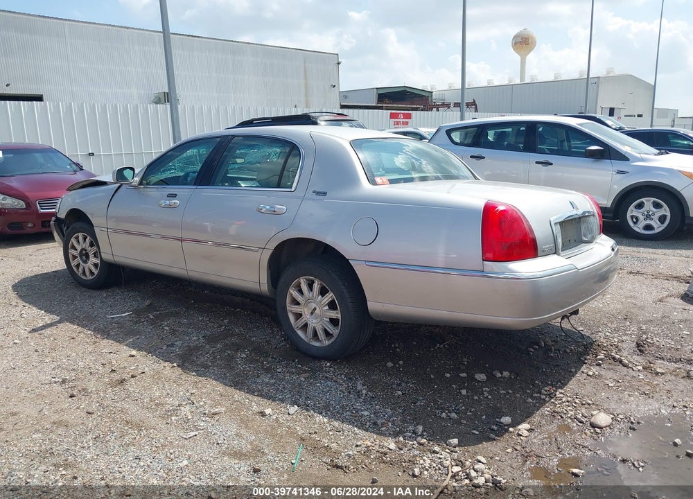 2007 LINCOLN TOWN CAR VIN: 1LNHM82W17Y623867