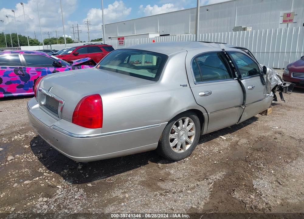 2007 LINCOLN TOWN CAR VIN: 1LNHM82W17Y623867