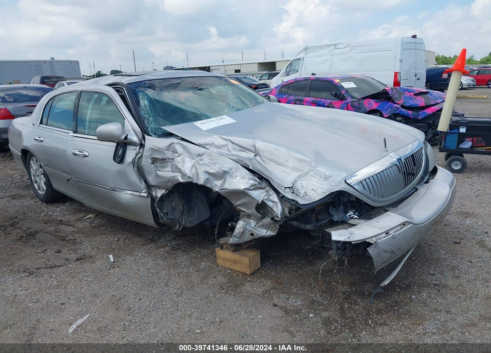 2007 LINCOLN TOWN CAR VIN: 1LNHM82W17Y623867
