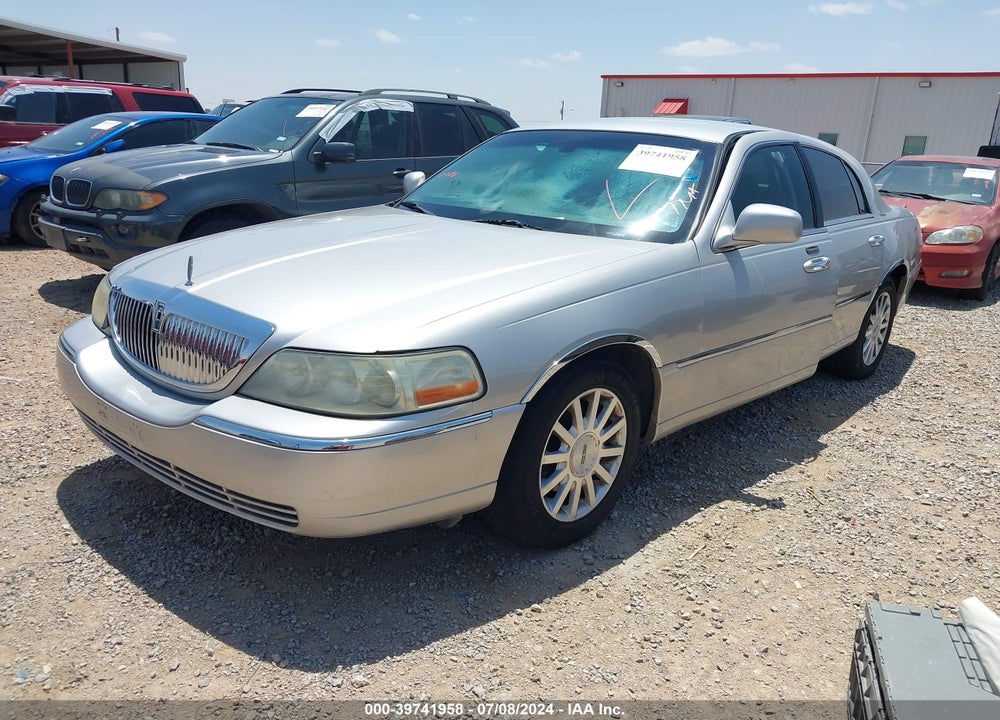 2007 LINCOLN TOWN CAR SIGNATURE VIN: 1LNHM81V07Y631984