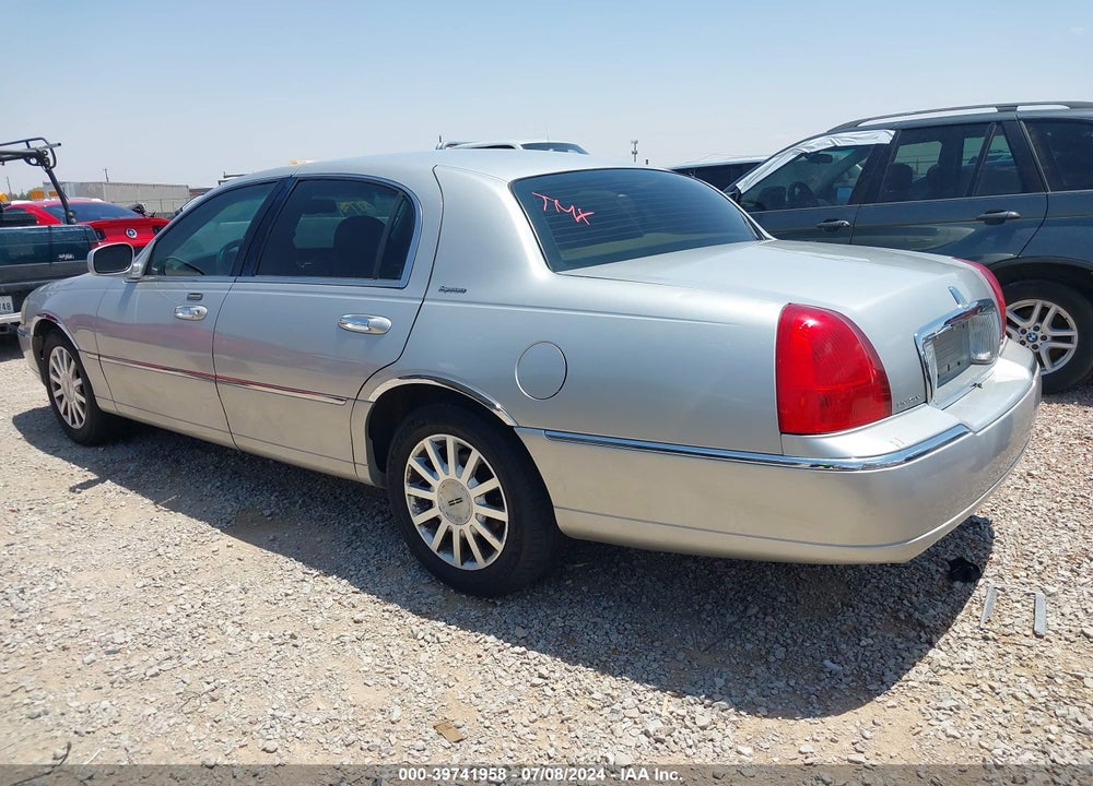 2007 LINCOLN TOWN CAR SIGNATURE VIN: 1LNHM81V07Y631984