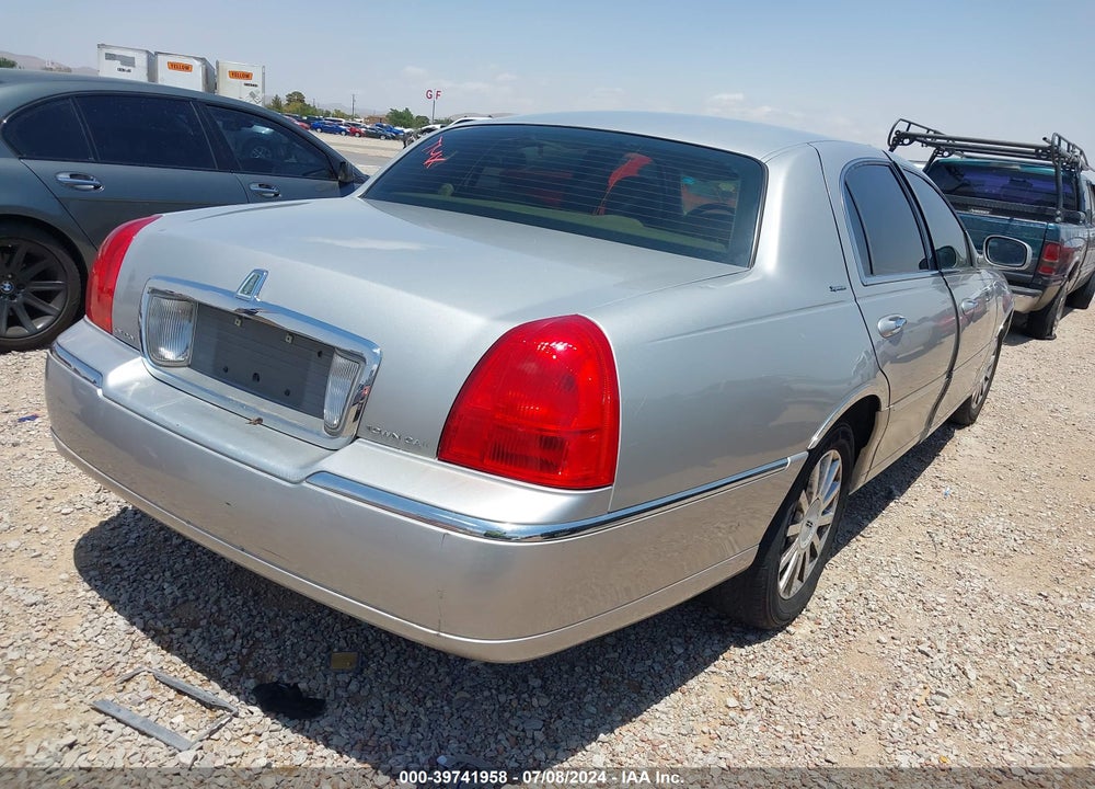 2007 LINCOLN TOWN CAR SIGNATURE VIN: 1LNHM81V07Y631984