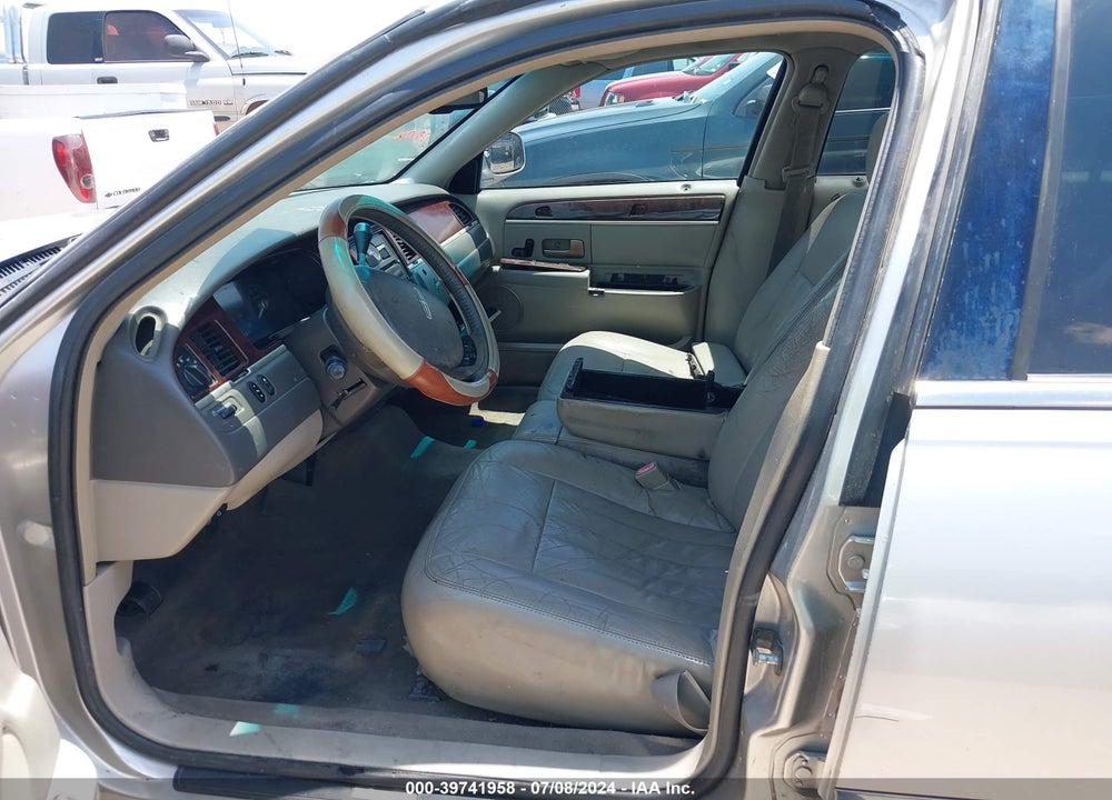 2007 LINCOLN TOWN CAR SIGNATURE VIN: 1LNHM81V07Y631984