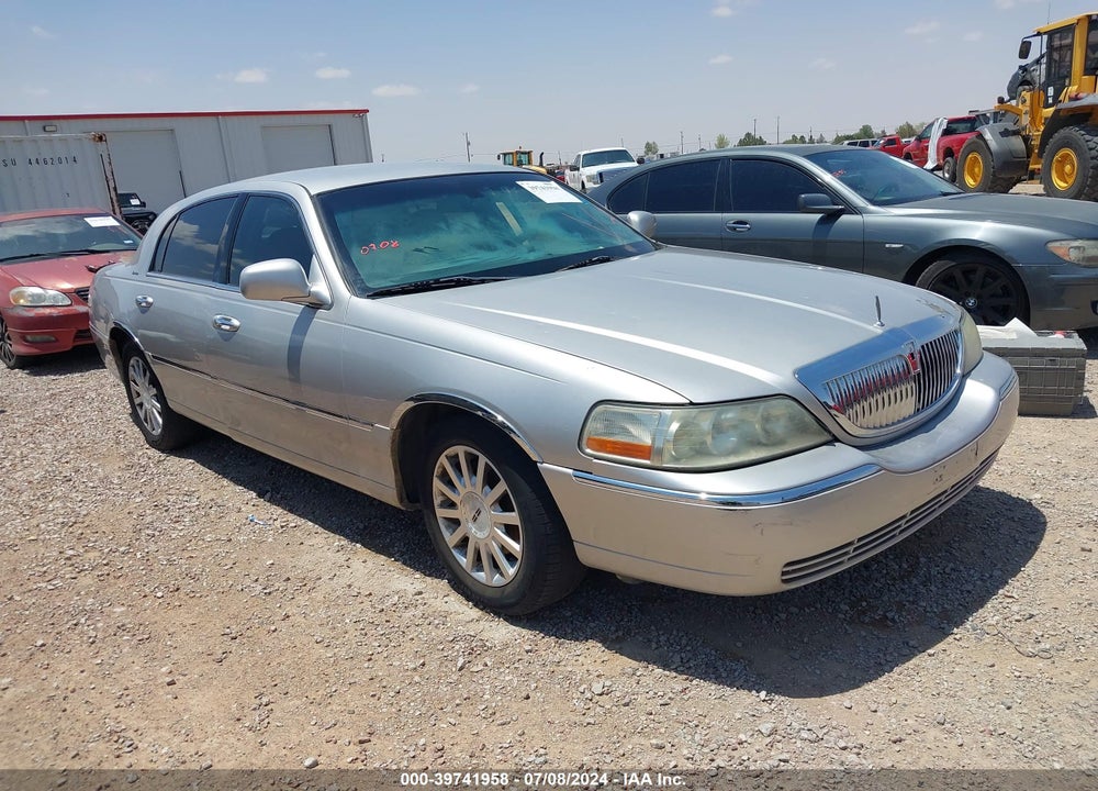 2007 LINCOLN TOWN CAR SIGNATURE VIN: 1LNHM81V07Y631984