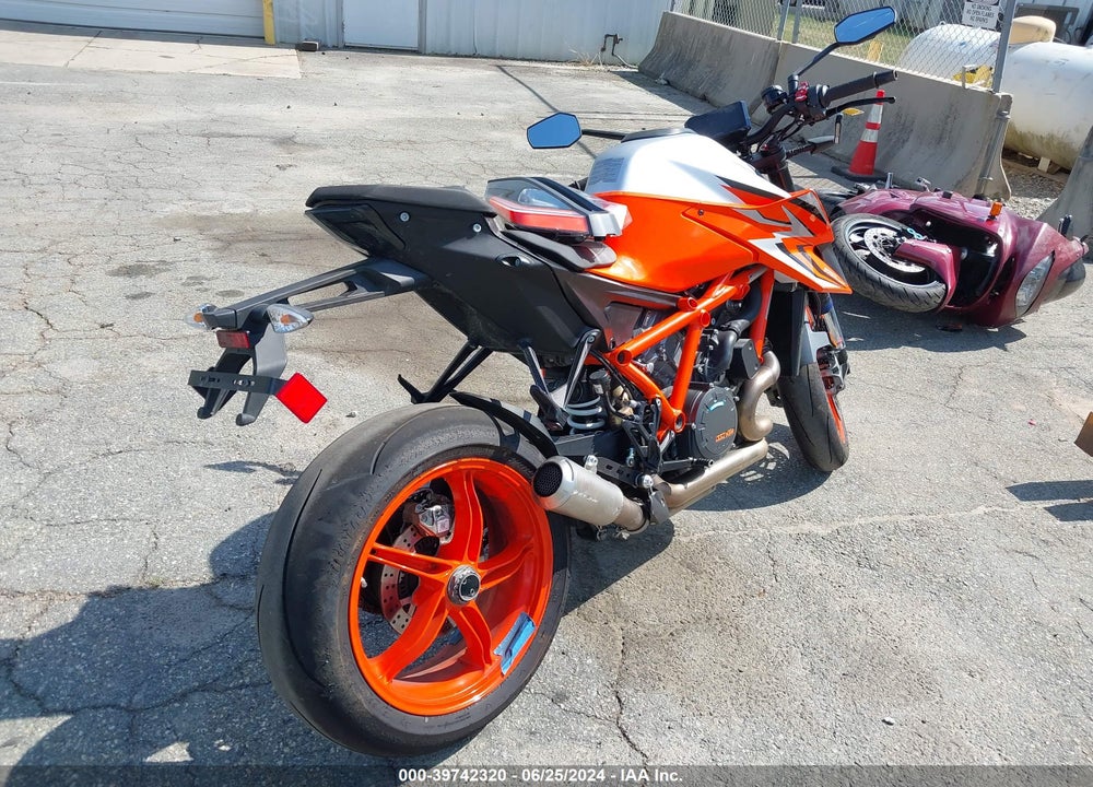 2022 KTM 1290 SUPER DUKE R VIN: VBKV39408NM952528