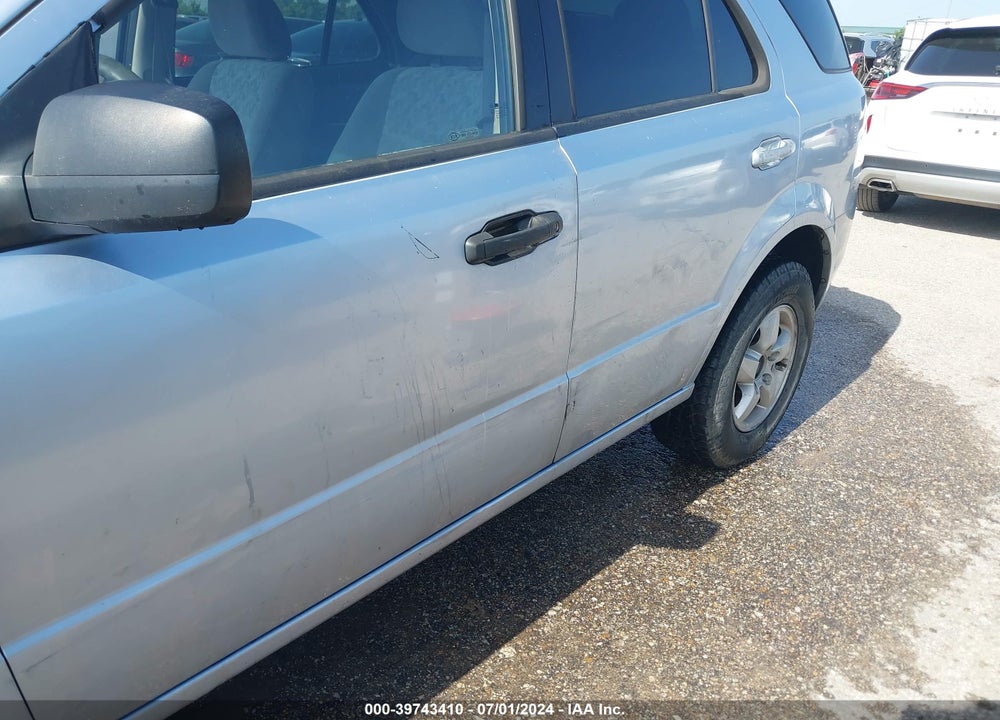 2008 KIA SORENTO LX VIN: KNDJD735285806302
