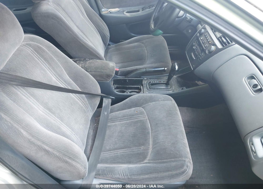 2000 HONDA ACCORD 2.3 LX VIN: 1HGCG5646YA084171