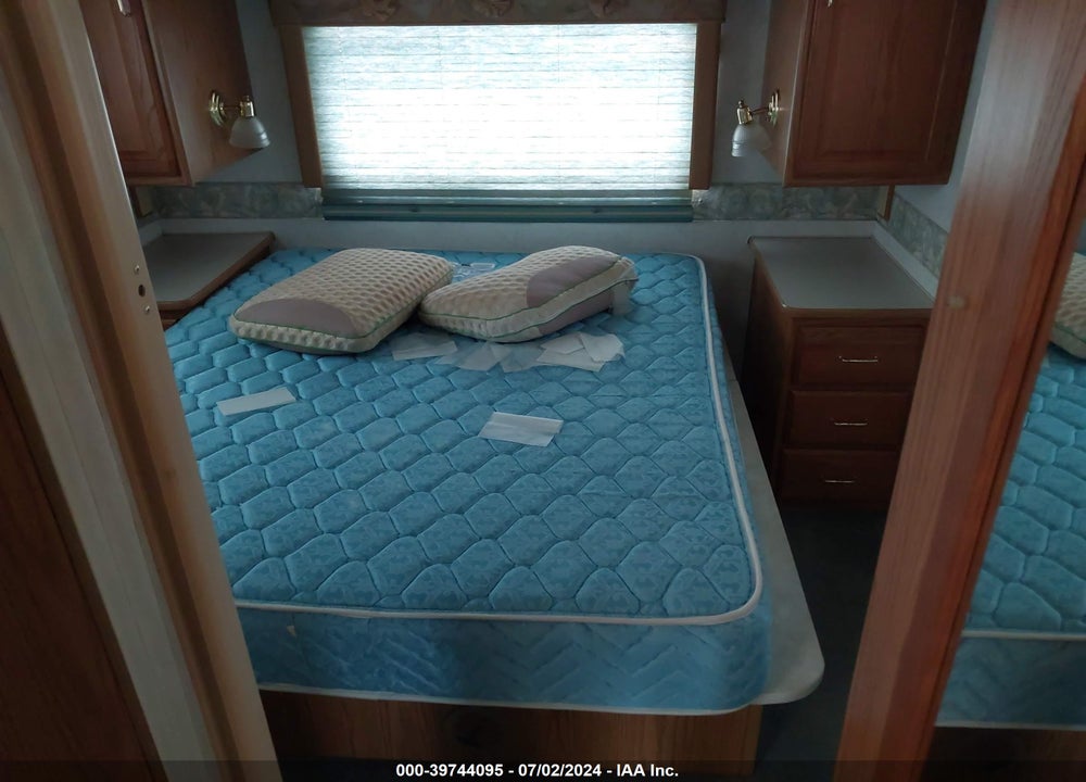 2000 WINNEBAGO WORKHORSE CLASS A VIN: 5B4LP37J4Y3318700