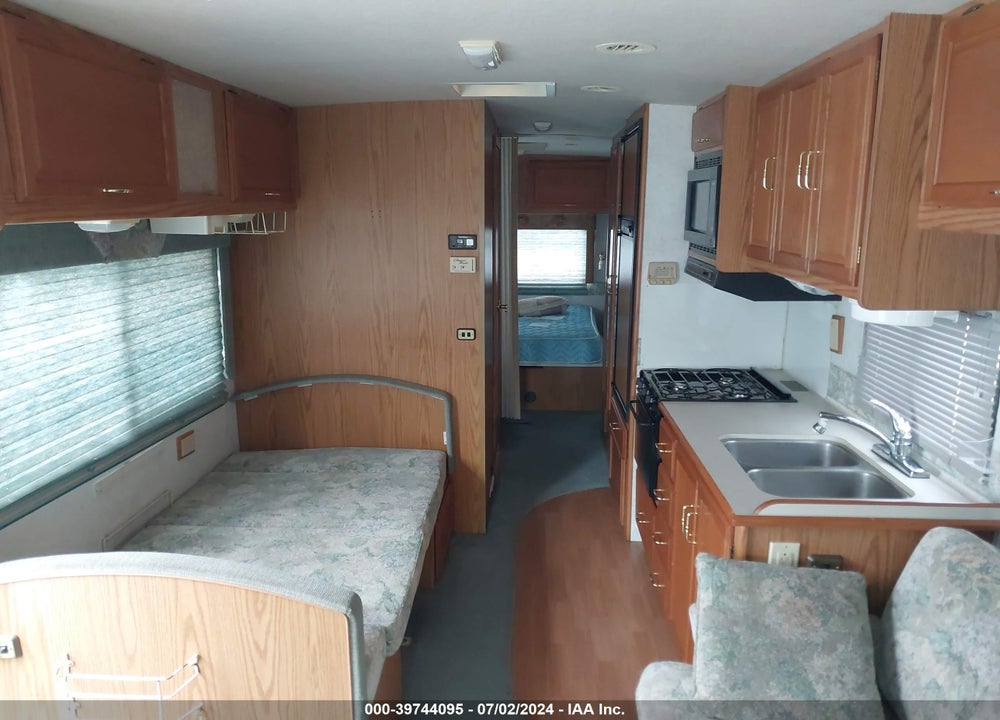 2000 WINNEBAGO WORKHORSE CLASS A VIN: 5B4LP37J4Y3318700