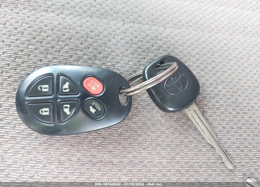 2008 TOYOTA SIENNA XLE VIN: 5TDZK22C88S116849