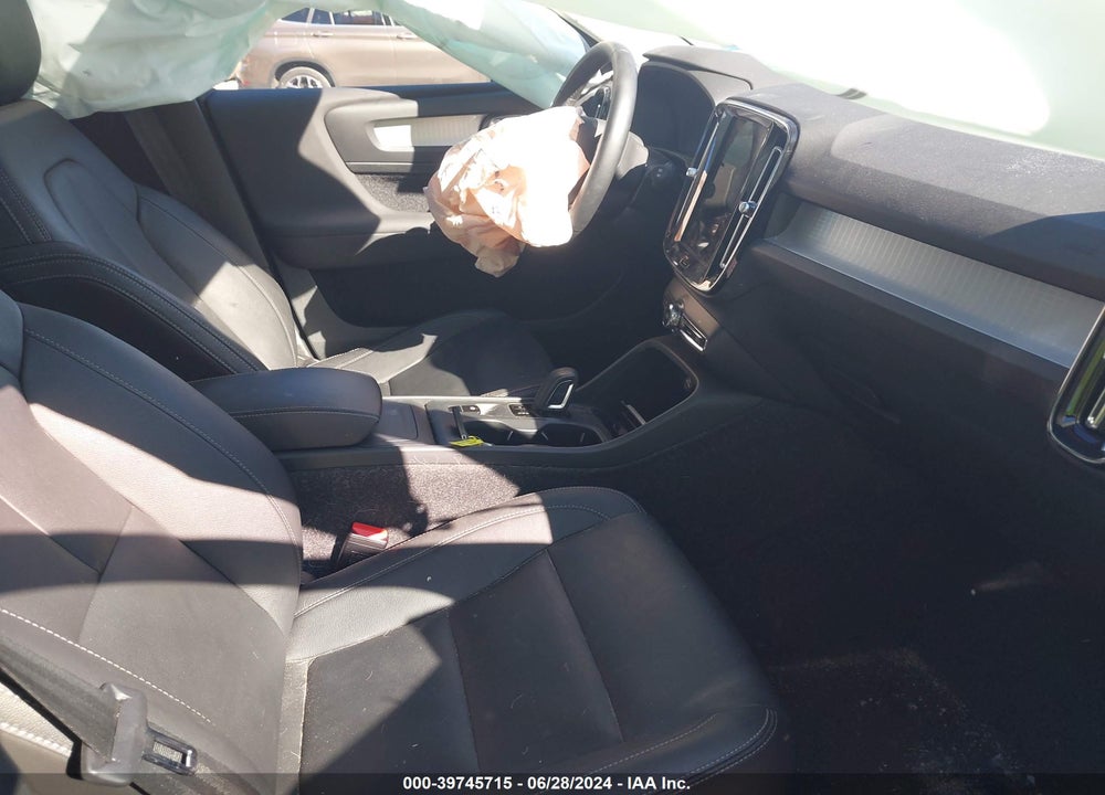2021 VOLVO XC40 T5 MOMENTUM VIN: YV4162UK6M2557982