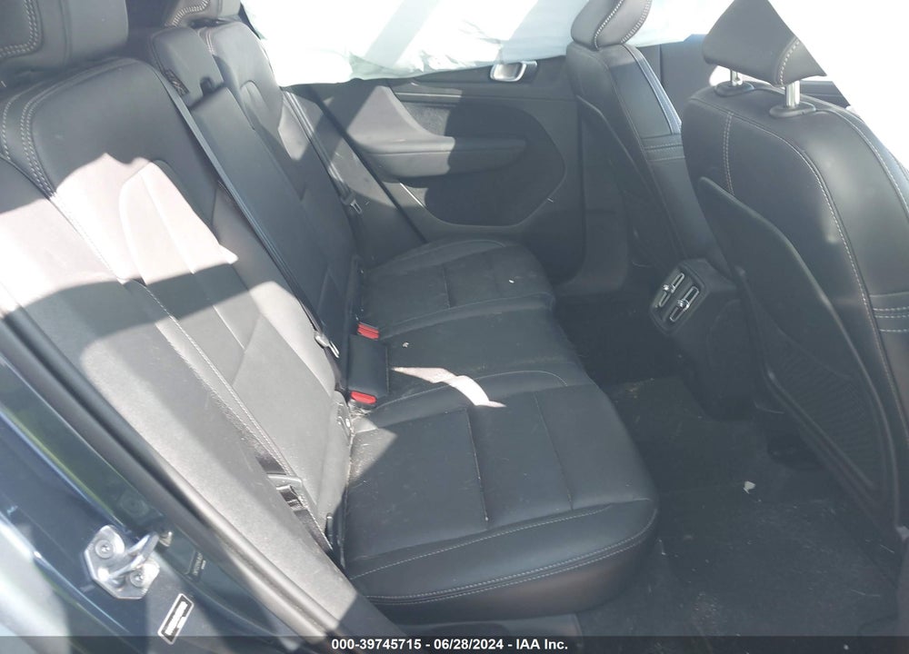 2021 VOLVO XC40 T5 MOMENTUM VIN: YV4162UK6M2557982