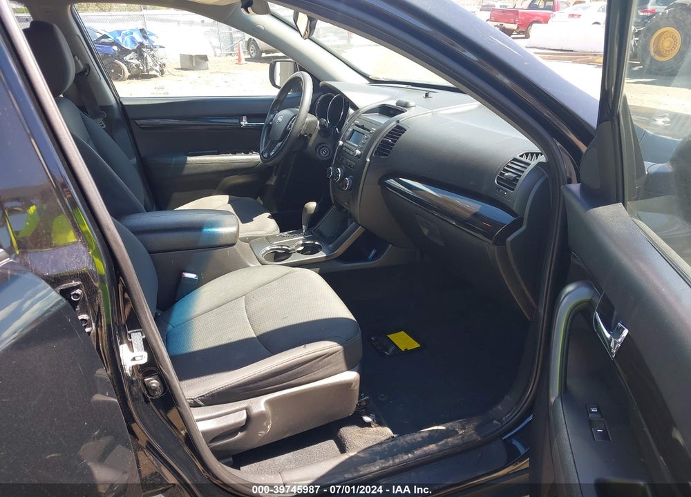 2011 KIA SORENTO LX VIN: 5XYKT4A16BG069061