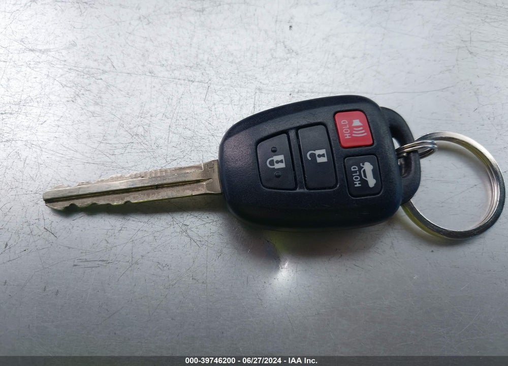 2018 TOYOTA COROLLA LE VIN: 5YFBURHE1JP846162
