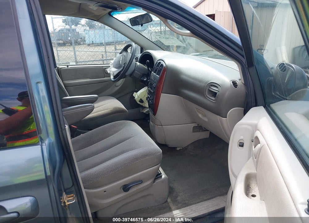2005 CHRYSLER TOWN & COUNTRY LX VIN: 2C4GP44R05R591549