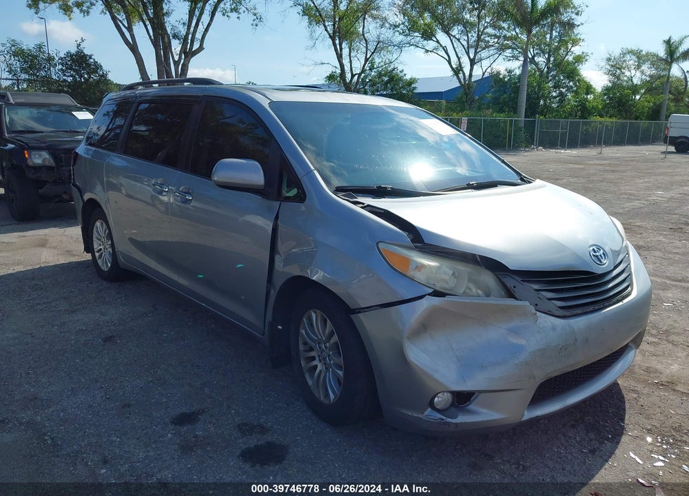 2012 TOYOTA SIENNA XLE V6 8 PASSENGER VIN: 5TDYK3DCXCS184318