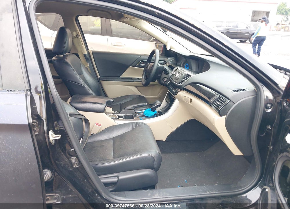 2017 HONDA ACCORD VIN: 1HGCR2F32HA258852