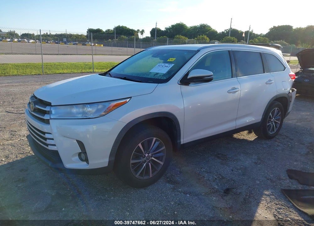 2019 TOYOTA HIGHLANDER XLE VIN: 5TDKZRFH1KS565227