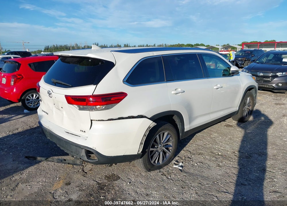 2019 TOYOTA HIGHLANDER XLE VIN: 5TDKZRFH1KS565227