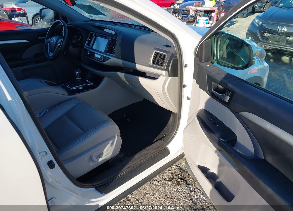 2019 TOYOTA HIGHLANDER XLE VIN: 5TDKZRFH1KS565227