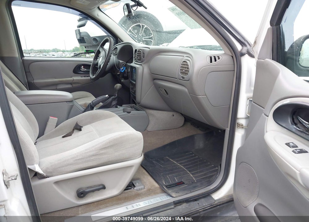 2005 CHEVROLET TRAILBLAZER LS VIN: 1GNDT13S352318869