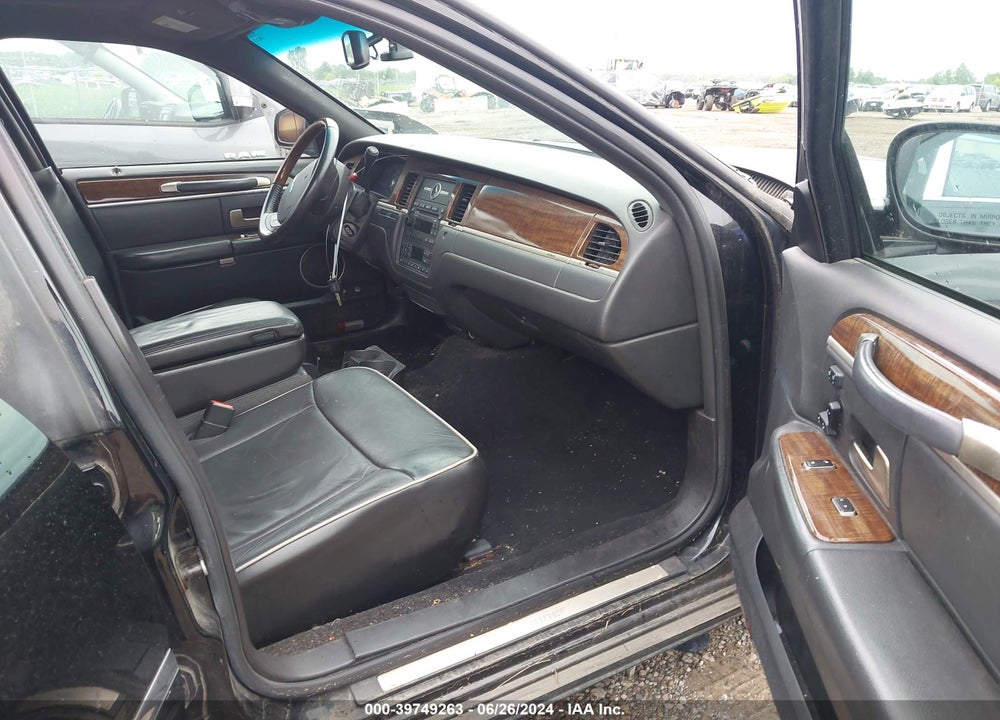 2007 LINCOLN TOWN CAR VIN: 1LNHM83V27Y636486