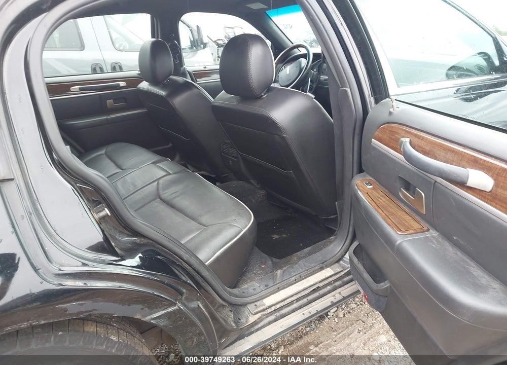 2007 LINCOLN TOWN CAR VIN: 1LNHM83V27Y636486