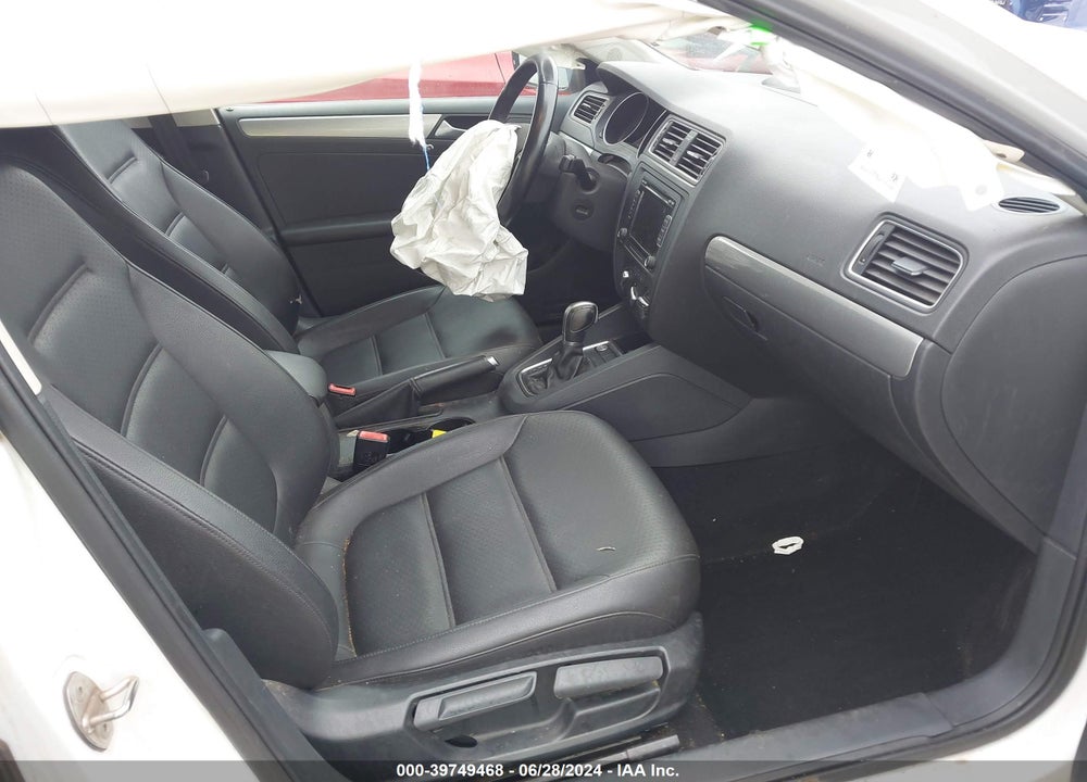2015 VOLKSWAGEN JETTA 1.8T SE VIN: 3VWD07AJ8FM338475