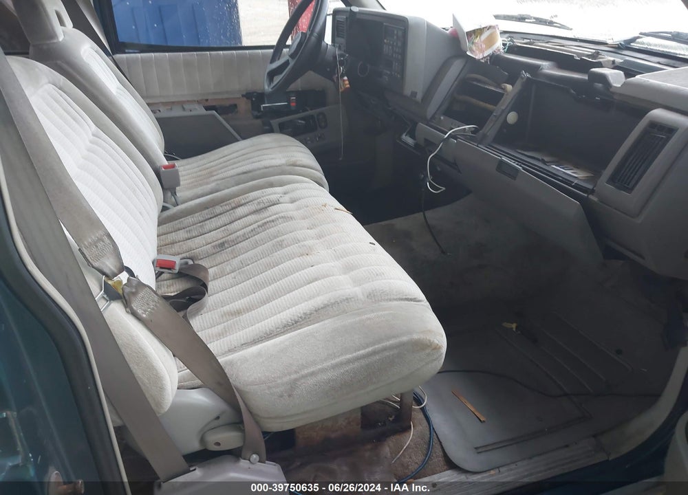 1993 CHEVROLET SUBURBAN C1500 VIN: 1GNEC16K9PJ417110