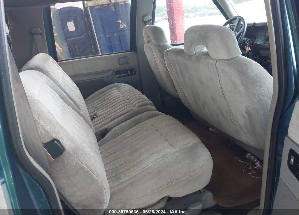 1993 CHEVROLET SUBURBAN C1500 VIN: 1GNEC16K9PJ417110