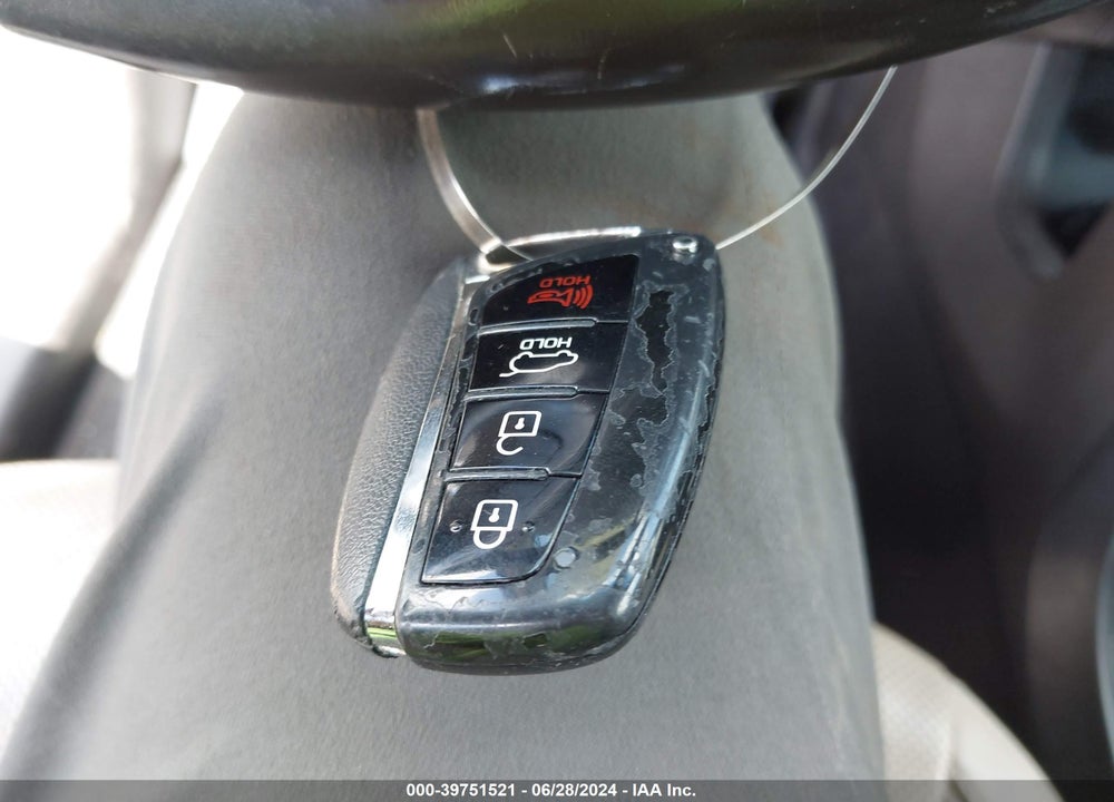 2018 HYUNDAI SANTA FE VIN: KM8SRDHF0JU283388