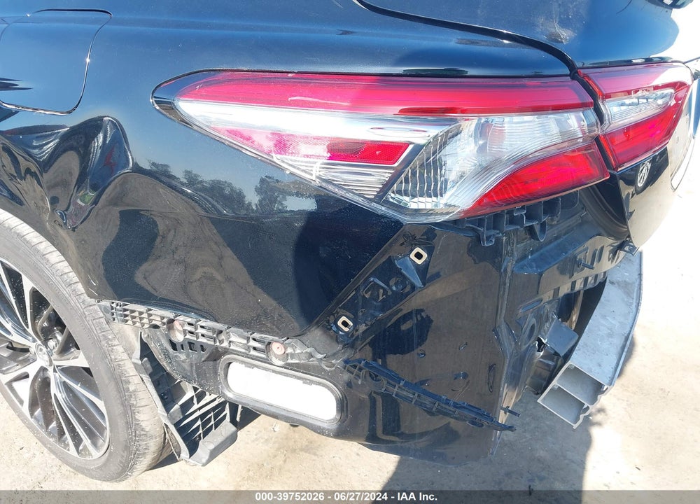 2018 TOYOTA CAMRY SE VIN: 4T1B11HK4JU099686