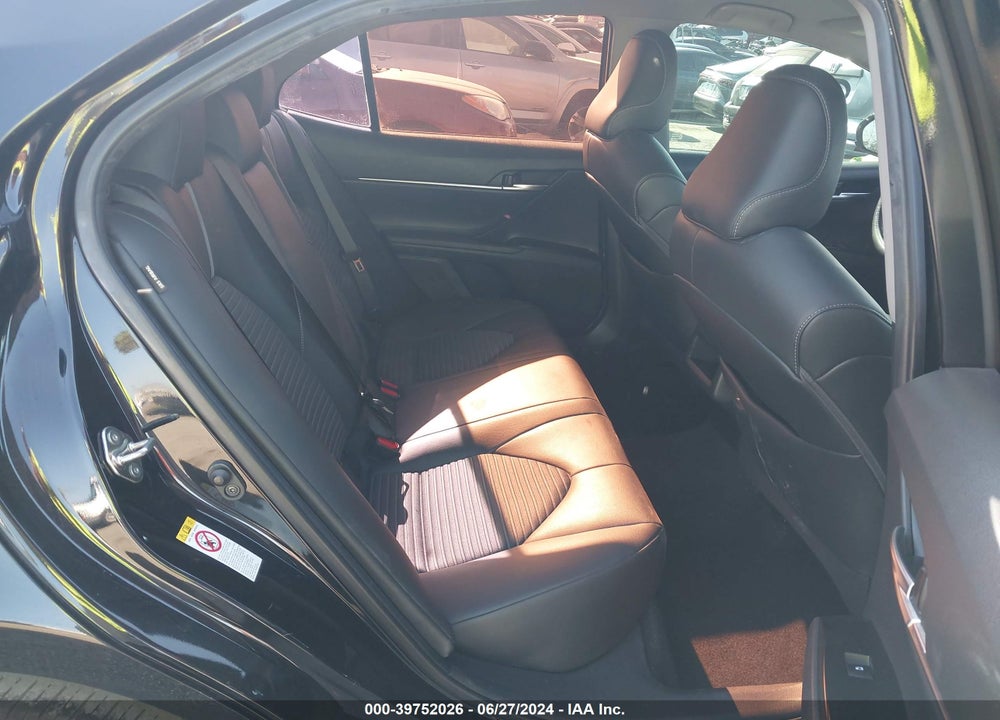 2018 TOYOTA CAMRY SE VIN: 4T1B11HK4JU099686