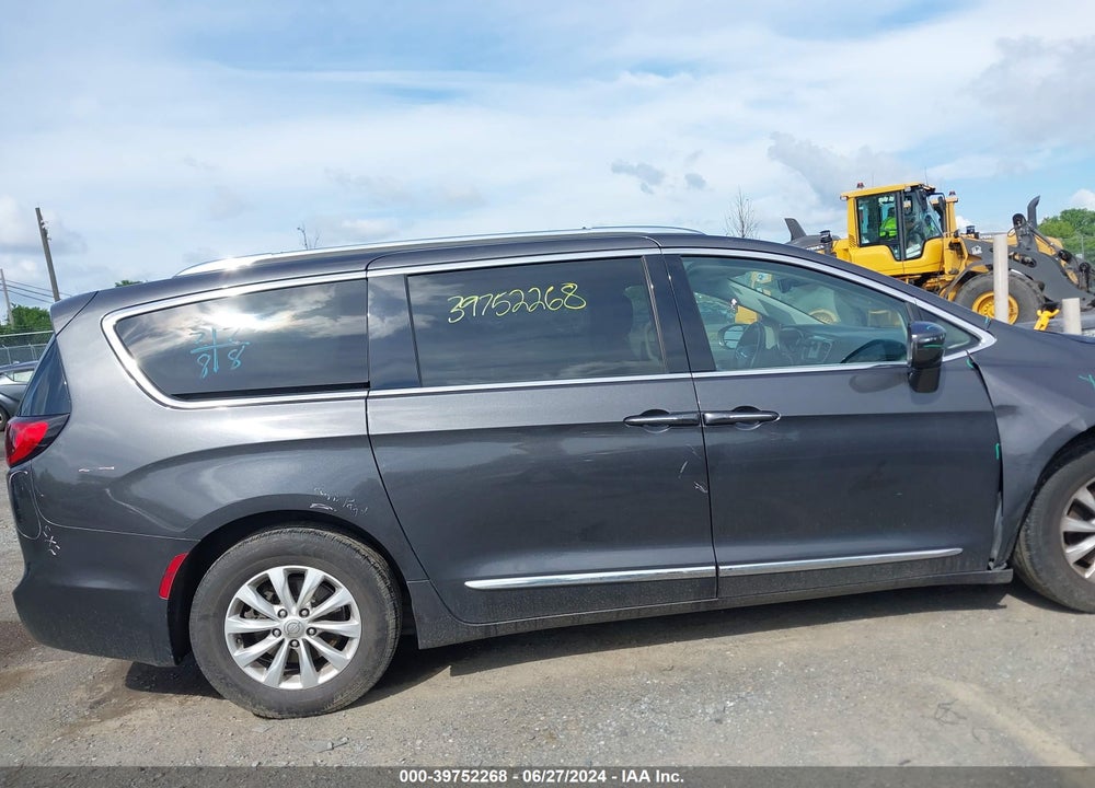 2018 CHRYSLER PACIFICA TOURING L VIN: 2C4RC1BG1JR115356